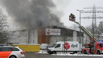 Autowerkstatt geht in Flammen auf – Bevölkerung wird per App gewarnt