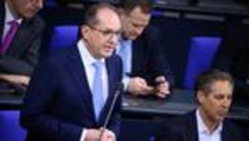 Befragung im Bundestag: Streit um Infrastruktur-Schutz - Viele Fragen an Dobrindt