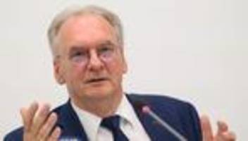 Industrie unter Druck: Haseloff: Chemiebranche braucht Boden unter den Füßen