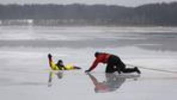 Notfalltraining: Hamburger Feuerwehr übt Rettung auf dem Eis