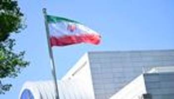 Proteste im Iran: Männer reißen Flagge an iranischer Botschaft herunter