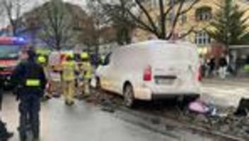 verkehr: schwerverletzter nach zusammenstoß in berlin-zehlendorf
