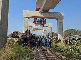 Fast 200 Personen an Bord: Zug rast in umgestürzten Baukran in Thailand