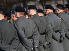 fragebogen ausfüllen ist pflicht: bundeswehr verschickt erste wehrpflicht-briefe an 18-jährige