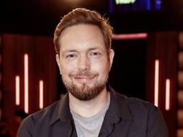 hingeknallt, schmerzensschreie: comedian bastian bielendorfer geht an krücken