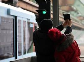 selfies im gleisbereich: deutsche bahn zählt mehr störungen durch unbefugte auf gleisen