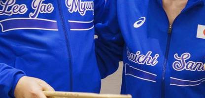 Japans Sanae Takachi und Südkoreas Lee Jae-myung hauen auf die Trommel