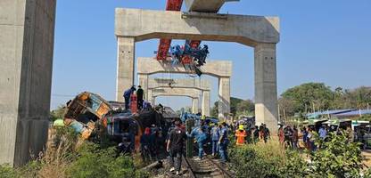 Zugunglück in Thailand: Zug kracht in Baukran – Tote und Verletzte
