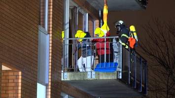 feuer in mehrfamilienhaus in lurup – bewohner von balkon gerettet