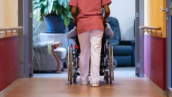 pflegekosten fünfmal in zwei jahren erhöht: „da wird einem schwindelig“