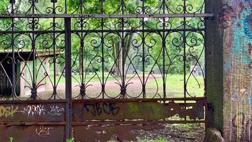 Historischer Zaun am Wohlerspark verkommt – „ein Trauerspiel“