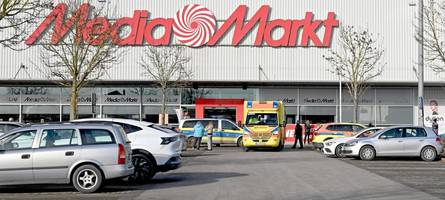 messerangriff im media markt: plötzlich schreien mitarbeiter „tür zu, tür zu“