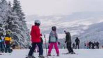 Hessens Wintersportgebiete: Skispaß in Willingen und auf der Wasserkuppe trotz Tauwetter