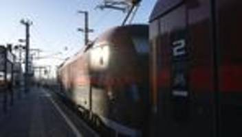 Kriminalität: Mann beschädigt Zug – 150 Passagiere stranden an Bahnhof