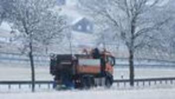 Unfälle: Auto prallt gegen Räumfahrzeug – Fahrer schwer verletzt