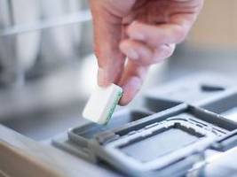 die umwelt nicht vergessen : tabs oder pulver? daran beim geschirrspülen denken