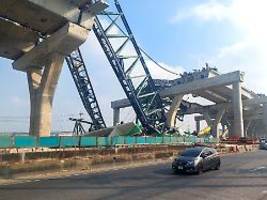 regierung stoppt großbaustellen: erneut stürzt kran in thailand um - zwei autofahrer tot