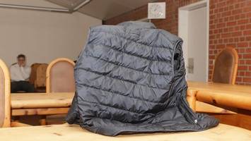 Handys im Wert von 22.000 Euro gestohlen: DHL-Paketzusteller schwänzt Prozess