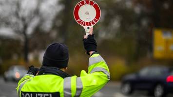 polizisten ziehen dubiose mercedes-fahrerin aus verkehr – stand sie unter meth?