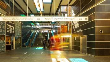 zwei hassverbrechen in bus und bahn – wer kennt den mann in grüner warnweste?