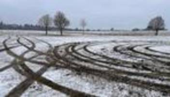 Autos auf Fußballplatz: Drifter ruinieren Sportplätze - Vereine sind frustriert