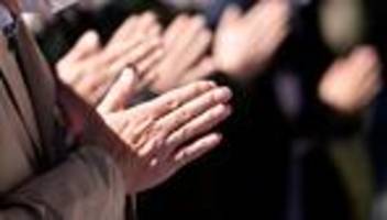 kirchenbänke färben ab: flecken auf den gläubigen: kirche nach farb-panne wieder auf