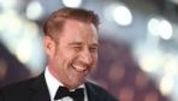 Leute: Sänger Sasha bringt sein Kind mit Golfcart zur Schule