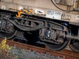 keine verletzten: schiene mit metallteil manipuliert - zug entgleist in essen