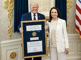 US-Präsident ist begeistert: Machado übergibt Trump ihre Nobelpreis-Medaille