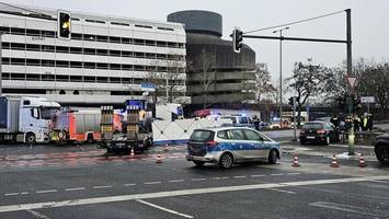 Tödlicher Unfall am ICC: Lkw überrollt Rollerfahrerin