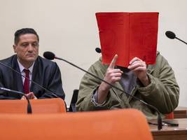 Verdi-Attentat in München: Jetzt steht der Attentäter vor Gericht – und zeigt zum Himmel