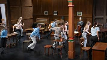 Christoph Marthalers neues Stück an der Staatsoper: Loriot ist nichts dagegen