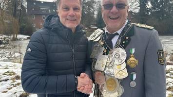 Was macht Thomas Helmer auf einem Teich in Hamburg-Marmstorf?