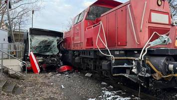 Zug rammt HVV-Bus in Wilhelmsburg – eine Person stirbt bei Zusammenstoß