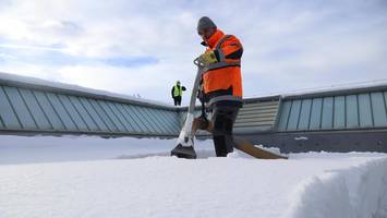 Erst viel Schnee, jetzt Tauwasser – Hamburgs Dachdecker arbeiten am Limit