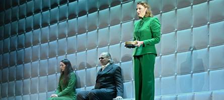 Theater Ulm: Eine Familie in den Endlosschleifen von Hass und Wahrheitsverweigerung