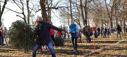 augsburger stadtwald startet mit weihnachtsbaumweitwurf-wettbewerb ins neue jahr