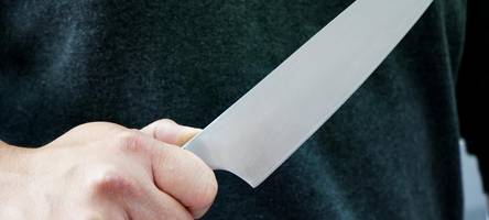 Unbekannte überfallen Geschäft und bedrohen Kassierer mit Messer