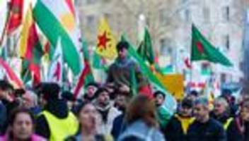 Anhaltende Spannungen: 800 Menschen demonstrieren aus Solidarität mit Kurden