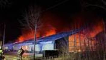 Brände: Großbrand in Trampolinhalle – Löscharbeiten dauern an