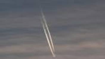 Suchteams unterwegs: Flugzeug mit elf Menschen in Indonesien vermisst