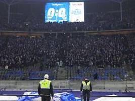 Polizeieinsatz vor Spielbeginn: Fan-Kurven schweigen bei Tradionsklub-Duell