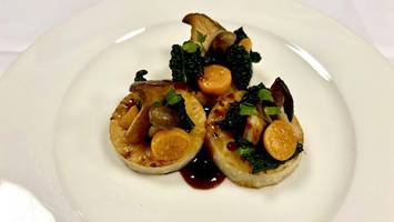 Gebackener Knollensellerie mit Schwarzkohl und Physalis von Florian Glauert