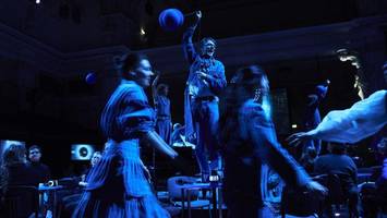 Wenn die Volksbühne zum Ballsaal wird: „Turn“