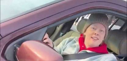 Sie lächelt, sagt »Kein Problem, Mann«, kurz darauf drückt er ab