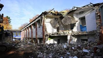 historische umkleide des hsv abgerissen: einst zogen sich hier weltstars um