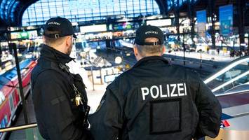 Lebensgefahr: Kleiner Junge (2) steckt mit Kopf in Geländer fest