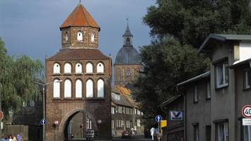 Mann baut Verkehrsunfall – Polizei entdeckt in seiner Wohnung eine Leiche