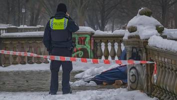 nach tod eines obdachlosen auf lombardsbrücke: behörde wehrt sich gegen kritik