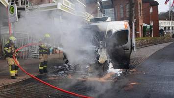 Pakettransporter geht mitten in Reinbek in Flammen auf – dichter Rauch